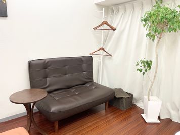 リラクゼーションスペース　西新宿 静かな個室のサロンスペースの室内の写真