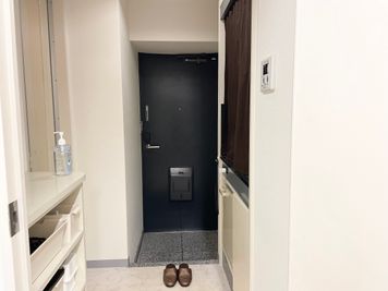 リラクゼーションスペース　西新宿 静かな個室のサロンスペースの入口の写真