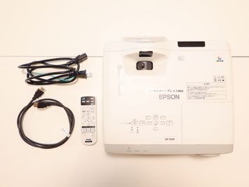 プロジェクター（EPSON EB-535W）、HDMIケーブル - ウィルシャー・プレイス神田 貸し会議室の設備の写真