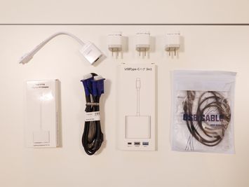 充電ケーブル[USB-C/Micro USB/Lightning]、HDMI変換アダプター[ミニディスプレイ、Lightning、USB-C] - ウィルシャー・プレイス神田 貸し会議室の設備の写真