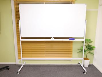 ホワイトボード
大き目のサイズです。（1.8m×0.9m） - ウィルシャー・プレイス神田 貸し会議室の設備の写真