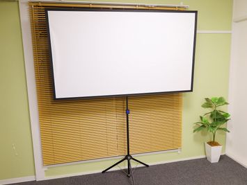 70インチスクリーン - ウィルシャー・プレイス神田 貸し会議室の設備の写真