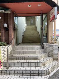 こちらの階段から上がってください - GARAGE MACHIDA 町田フリードリンク付レンタル個室/駐車場無料の外観の写真