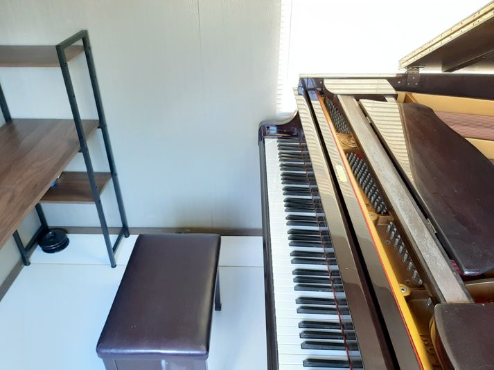 高さ可変ベンチ - あきる野ピアノ グランドピアノスタジオ　音楽スタジオの室内の写真
