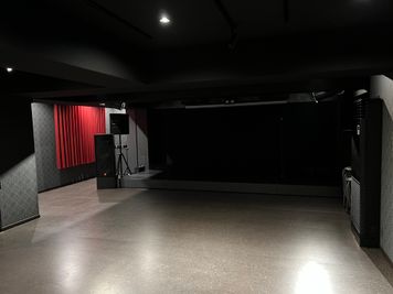 スタンディング最大220名収容のキャパ。 - UMAYADO心斎橋 LIVE＆イベントの室内の写真