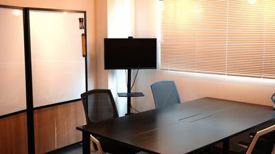 打合せテーブルにモニタ・ホワイトボードも自由にご利用頂けます。 - レンタルワークスペース arte 写真撮影や動画配信、ミーティングにも使える完全個室のスペースの室内の写真