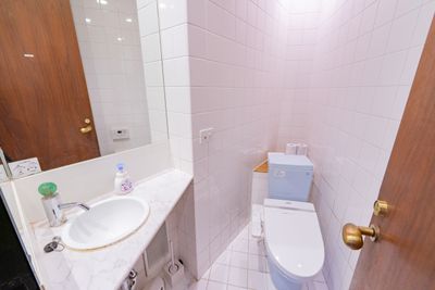 トイレ完備しています - 上原ベース 上原ベース【代々木上原・映像収録配信スタジオ】の室内の写真