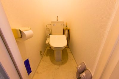 独立型のトイレで清潔感あふれています。（ユニットバスはありません） - レンタルサロン&ヒーリング・クロエ横浜駅前の室内の写真