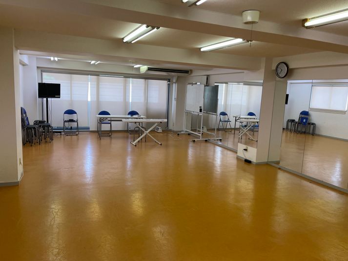 最大３０名まで
ダンスレッスン
ボイストレーニング
演技ワークショップ最適 - STUDIO  SKYFIVE　 レンタルスタジオの室内の写真