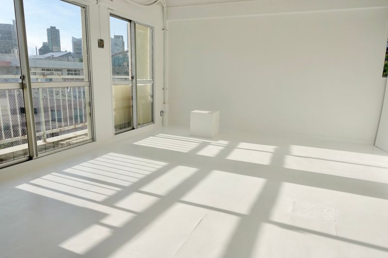 aNmoda studio 自然光◎ 白壁白床　撮影スタジオの室内の写真