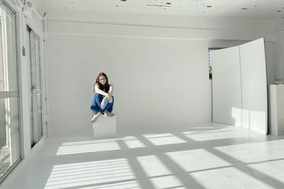 7月の17時の日の入り方です。電気をつけていないですが晴れてる夏の日は6時前頃まで明るい部屋となっております。 - aNmoda studio 自然光◎ 白壁白床　撮影スタジオの室内の写真