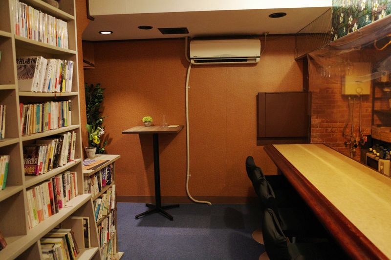 四谷三丁目駅から徒歩1分のバー - プチ文壇バー 月に吠える 荒木町店