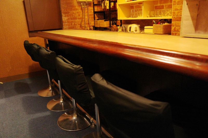 四谷三丁目駅から徒歩1分のバー - プチ文壇バー 月に吠える 荒木町店