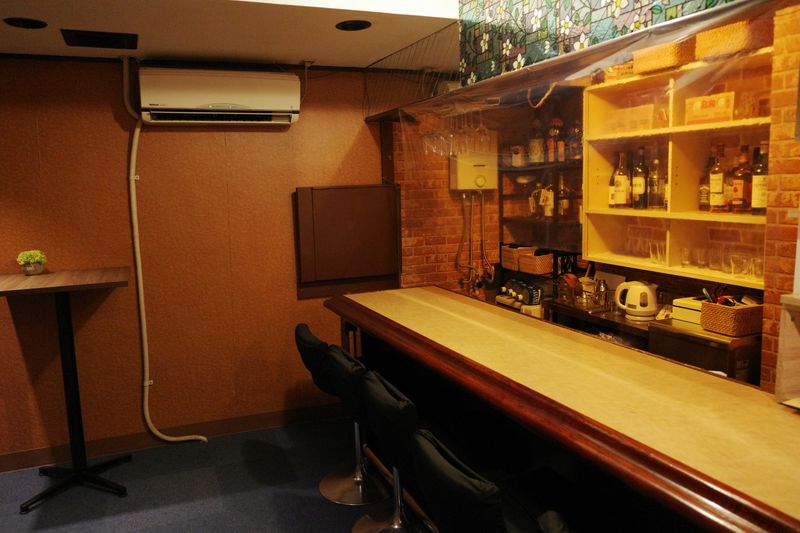 四谷三丁目駅から徒歩1分のバー - プチ文壇バー 月に吠える 荒木町店