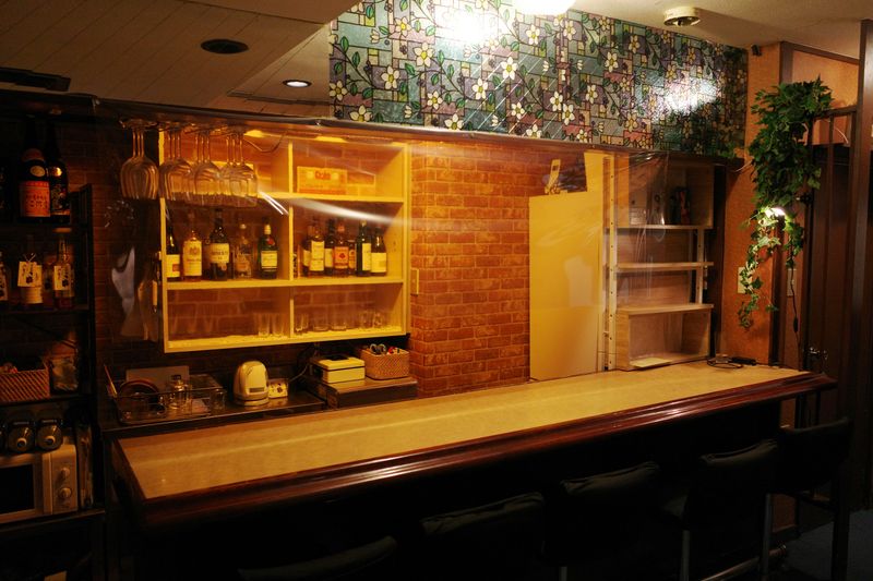 四谷三丁目駅から徒歩1分のバー - プチ文壇バー 月に吠える 荒木町店
