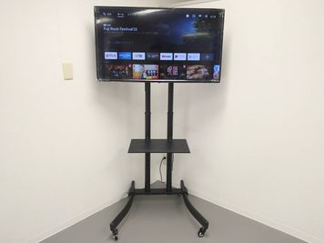 42型AndroidチューナーレスTV(キャスト可能)※地上波テレビ放送は見れません - シェア・スタジオ Bluebird《元町Aスタジオ》 レンタルスタジオの室内の写真