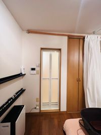 カーテンを開けるとバスルームがございます - レンタルサロン「隠れ家マハナ」 「隠れ家マハナ」小さなワンルーム貸切レンタルサロンの室内の写真