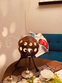テーブル上のかわいいアジアン照明 - レンタルサロン「隠れ家マハナ」 「隠れ家マハナ」小さなワンルーム貸切レンタルサロンの室内の写真