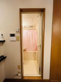 シャワールーム完備 - レンタルサロン「隠れ家マハナ」 「隠れ家マハナ」小さなワンルーム貸切レンタルサロンの室内の写真