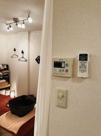 エアコン・給湯器のリモコン　　照明のライトコントロールスイッチ - レンタルサロン「隠れ家マハナ」 「隠れ家マハナ」小さなワンルーム貸切レンタルサロンの室内の写真