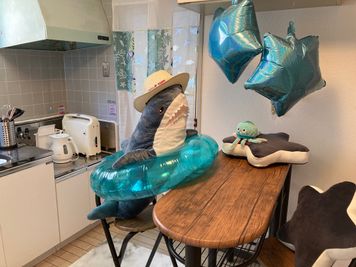 キッチンにはカウンター席があります。 - わくわくかーにばる・ライジング 2DK貸切スタイルの室内の写真