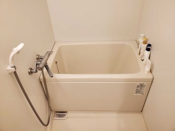 肩まで疲れる湯舟
シャンプー、トリートメント、ボディソープ付き - コート渋谷 新年度割引✨最大18名👪55型４K対応TV📺キッチン設備完備の設備の写真