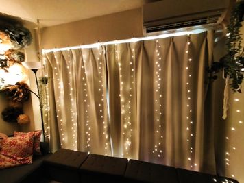 エクセルシオール スペース新宿 【新宿三丁目2分】地域最大級120㌅大画面パーティールームの室内の写真