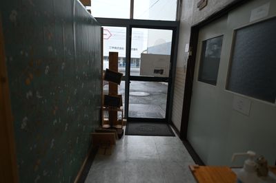 レンタルスペース夕顔瀬 【飲食店営業可能】厨房+エントランスの入口の写真