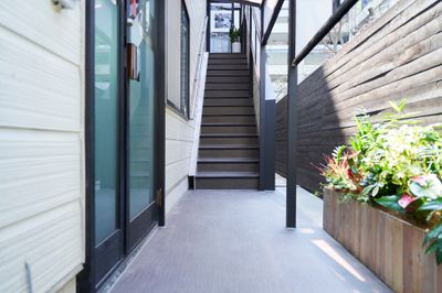 オフィスネスト麻布十番 ミーティングルーム　4名会議室の入口の写真