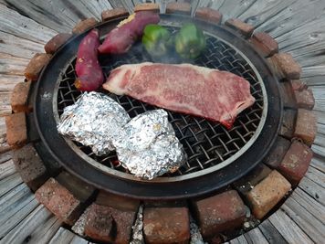 かまどを贅沢に使えるバーベキュースペースです！
炭火や薪火で焼くと、食材が格別に美味しくなります - レンタルスペース「BBツリー」 プライベートレンタルスペース・BBツリーの設備の写真