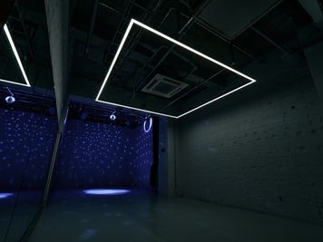 常設照明はプリセットの変更で、簡単に照明演出を変更可能です！ - in the house / Nishiwaseda C studioの室内の写真
