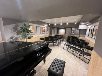 Steinwayのヴィンテージグランドピアノ(O-180 1910年製)を常設。最大40席まで設置可能な広々としたスタジオです。 - 東京音楽堂 