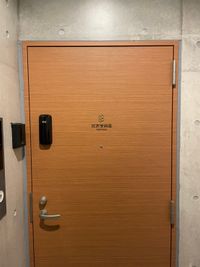 東京音楽堂  日本橋ピアノホールの入口の写真