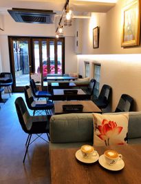 葵禅カフェ＆バー デニムスタイルお洒落なカフェの室内の写真
