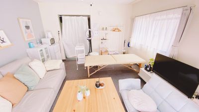 整体ベッド、ワゴン、スツール貸し出しできます。
サロン仕様にも。 - ＆ Heart　シアン心斎橋 パーティルーム、サロン、多目的スペースの室内の写真