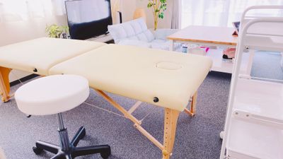 整体ベッド、ワゴン、スツール貸し出しできます。
サロン仕様にも。 - ＆ Heart　シアン心斎橋 パーティルーム、サロン、多目的スペースの室内の写真