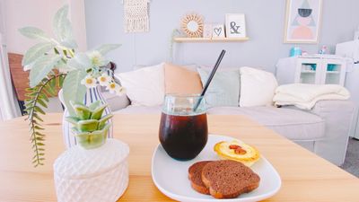 電気ポットや冷蔵庫、キッチンもあるので、サロンとしてご利用後、お客様にティーサービスも可能。ゆっくり寛いでいただけます。 - ＆ Heart　シアン心斎橋 パーティルーム、サロン、多目的スペースの室内の写真