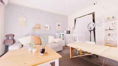 整体ベッド、ワゴン、スツール貸し出しできます。
サロン仕様にも。 - ＆ Heart　シアン心斎橋 パーティルーム、サロン、多目的スペースの室内の写真