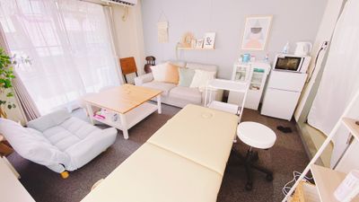整体ベッド、ワゴン、スツール貸し出しできます。
サロン仕様にも。 - ＆ Heart　シアン心斎橋 パーティルーム、サロン、多目的スペースの室内の写真