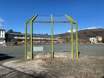 野球もできます。 - 没頭空間 八ヶ岳コモンズ グランド（校庭）の室内の写真