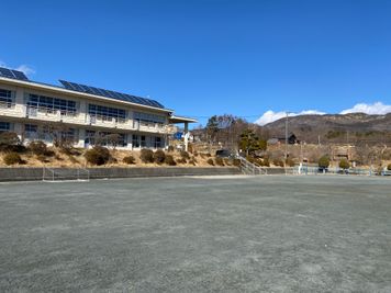 北に八ヶ岳、東に飯盛山、西に南アルプスを見ることができます。 - 没頭空間 八ヶ岳コモンズ グランド（校庭）の室内の写真