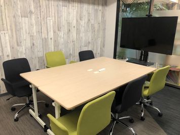6名定員室（全2室）補助いすの追加で＋２名様程度入室可能 - StartupSide Osaka（旧オギャーズ梅田） ミーティングルーム/完全個室の室内の写真