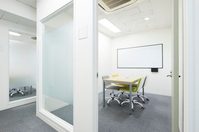 4名定員室（全2室）補助いすの追加で＋２名様程度入室可能 - StartupSide Osaka（旧オギャーズ梅田） ミーティングルーム/完全個室の室内の写真