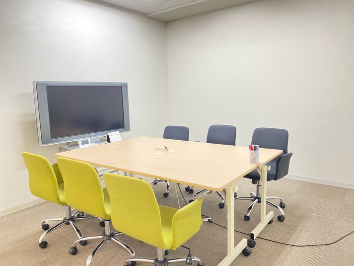 6名定員室（全2室）補助いすの追加で＋２名様程度入室可能 - StartupSide Osaka（旧オギャーズ梅田） ミーティングルーム/完全個室の室内の写真