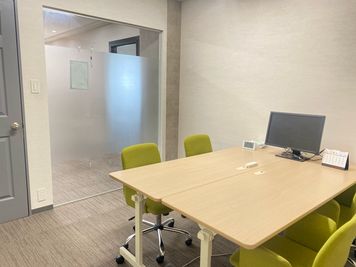 4名定員室（全2室）補助いすの追加で＋２名様程度入室可能 - StartupSide Osaka（旧オギャーズ梅田） ミーティングルーム/完全個室の室内の写真