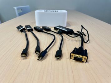 【各種HDMI変換機も会議室内に設置いたします】 - TIME SHARING新宿 TIME SHARING新宿8Aの設備の写真