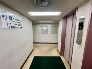 【エレベーターを降りたら右手側に進みます】 - TIME SHARING新宿 TIME SHARING新宿8Aの入口の写真