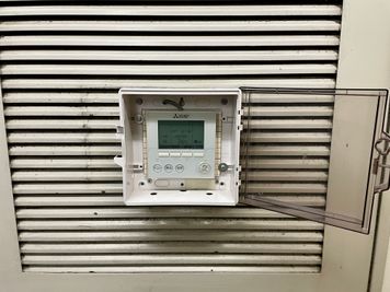 【エアコンスイッチは８階共用部の廊下にございます。温度調整は可能ですが、他のお部屋と共用のため周りへのご配慮をお願いします】 - TIME SHARING新宿 TIME SHARING新宿8Aの設備の写真
