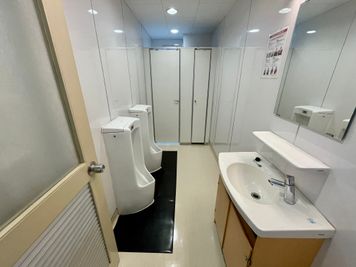 【男性トイレ（小便器×2、個室×1）】 - TIME SHARING新宿 TIME SHARING新宿8Aの設備の写真