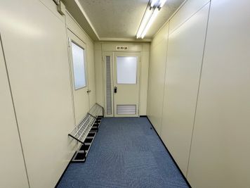 【廊下の突き当たりに、8階のスペース入口ドアです。ドアノブのキーボックスから鍵を取り出してご入室いただきます。】 - TIME SHARING新宿 TIME SHARING新宿8Aの入口の写真